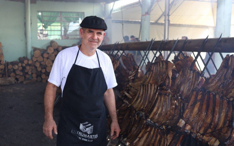 AntÃ´nio comeÃ§ou tradiÃ§Ã£o do costelÃ£o na vala hÃ¡ 18 anos