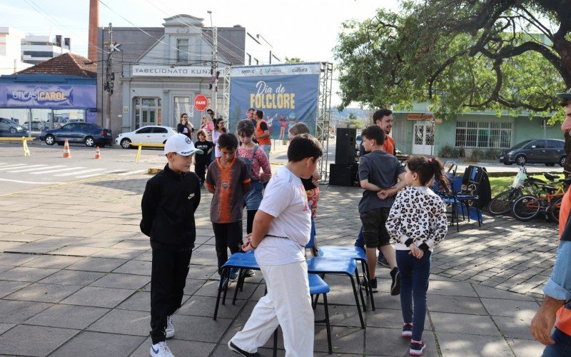 Dia do Folclore promove brincadeiras entre pais e filhos