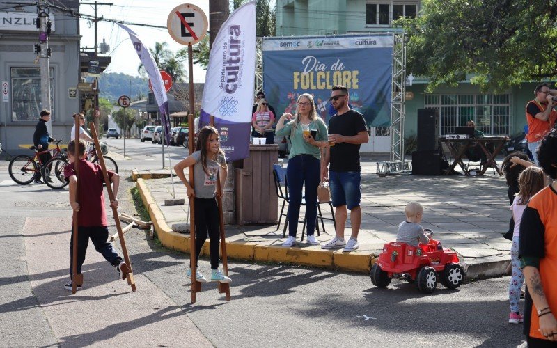 Dia do Folclore promoveu brincadeiras entre pais e filhos