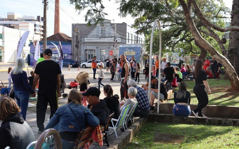 Dia do Folclore promove brincadeiras entre pais e filhos