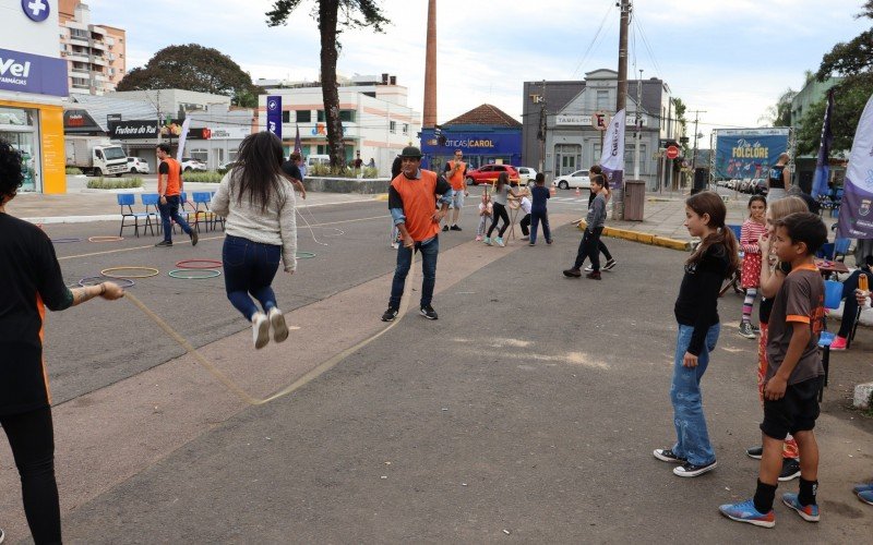 Dia do Folclore promove brincadeiras entre pais e filhos