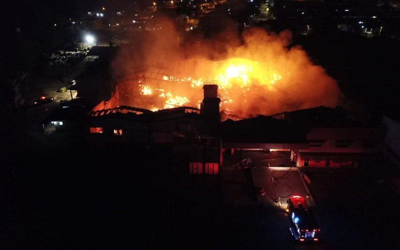 Incêndio de grandes proporções atinge madeireira em Sapucaia do Sul