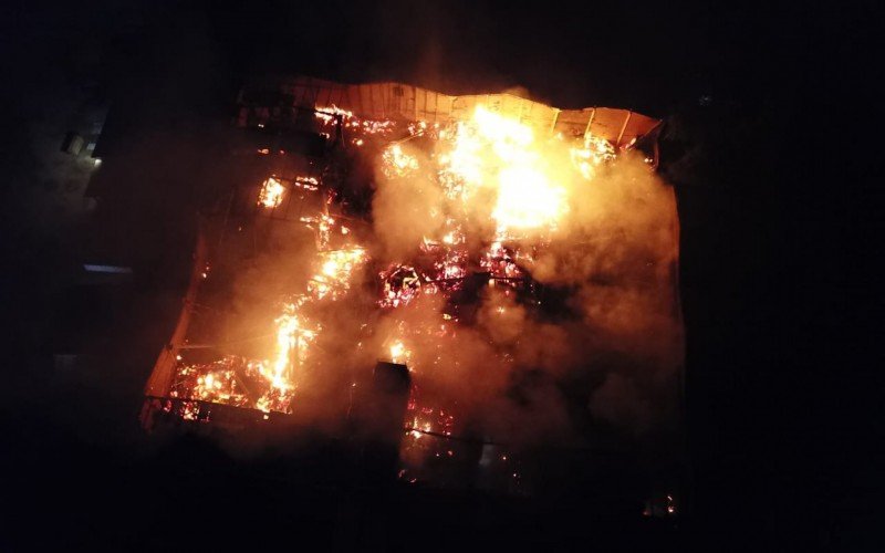 Bombeiros combatem incÃªndio em madeireira de Sapucaia do Sul