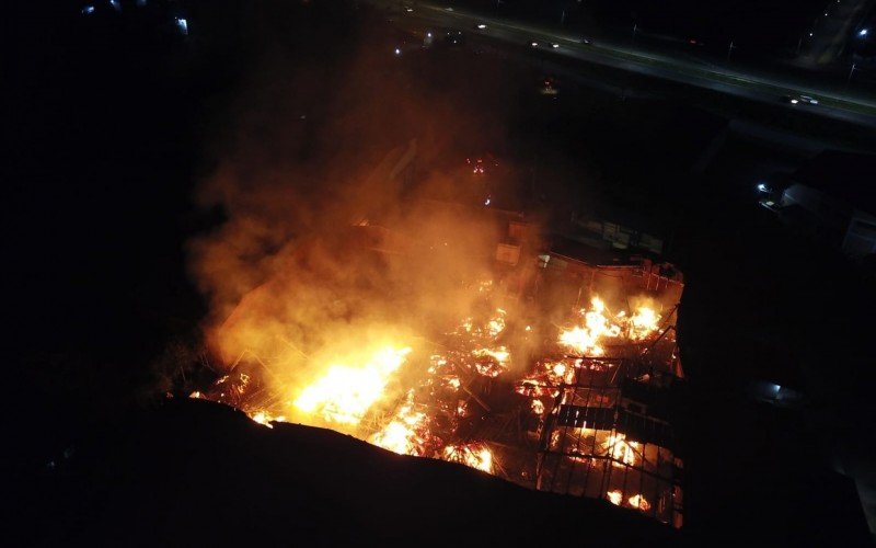 Bombeiros combatem incÃªndio em madeireira de Sapucaia do Sul