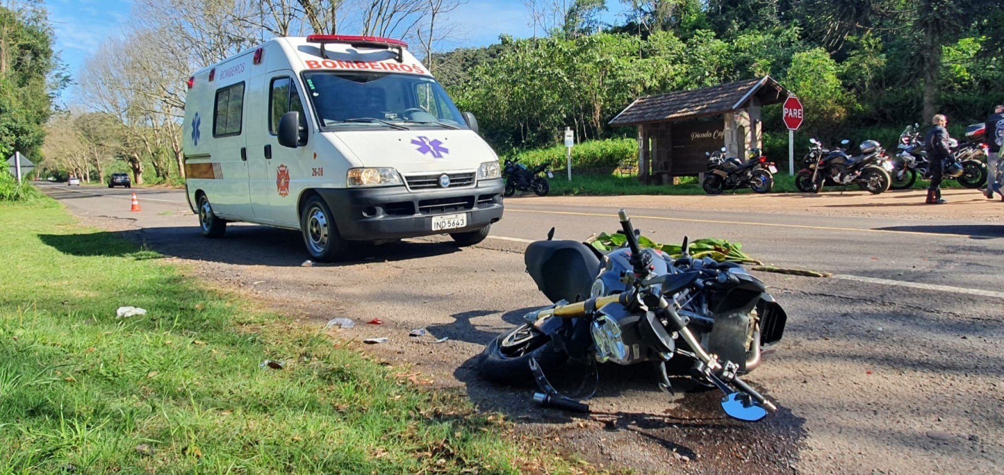 ACIDENTE DE TRÂNSITO: Colisão entre carro e moto deixa motociclista ferido na BR-116