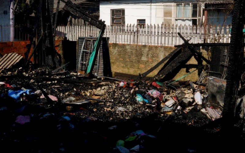 Fogo destruiu completamente a residência onde vivia Iolanda Rodrigues Dias | Jornal NH