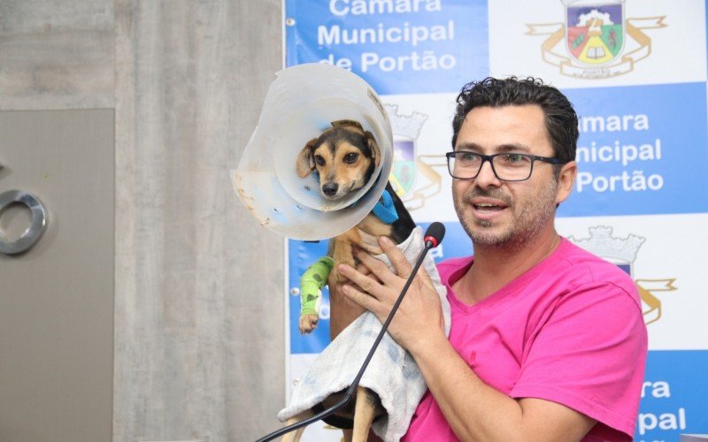 Vereador Márcio Lacerda e a cachorrinha que precisou de atendimento veterinário para curar pata