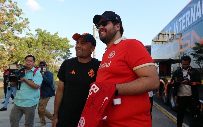 Mercado recebe o carinho do torcedor colorado na Bolívia