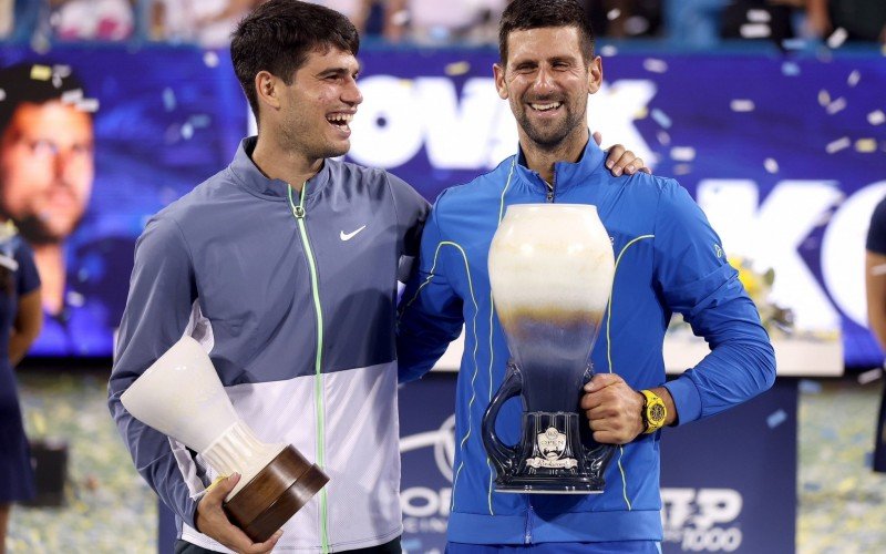 Tenistas Carlos Alcaraz e Novak Djokovic   | Jornal NH