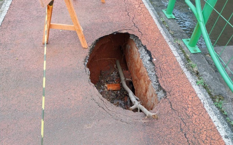 Buracos na ciclovia da Avenida Nações Unidas junto a linha do trem entre as estações Shopping e Fenac | Jornal NH