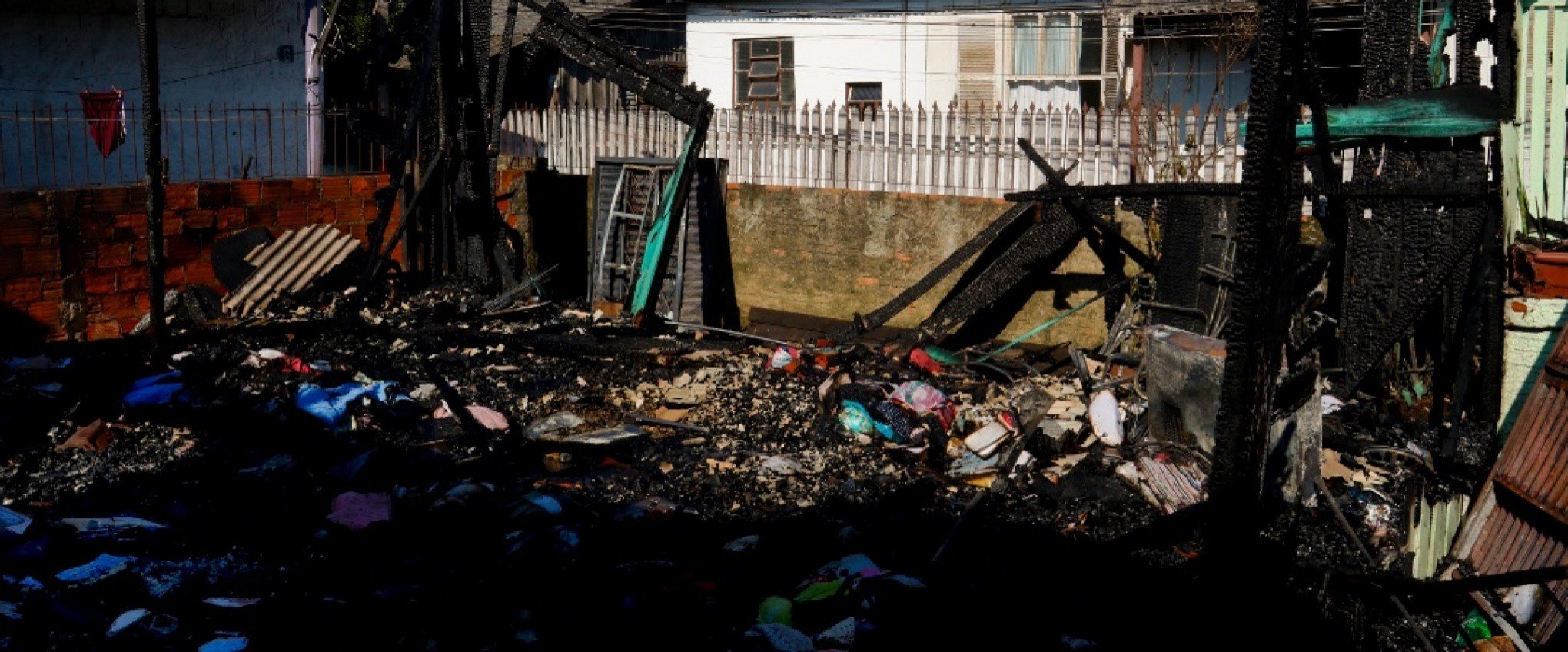 "Estou tentando me recuperar", diz aposentada que perdeu tudo após incêndio em Canoas