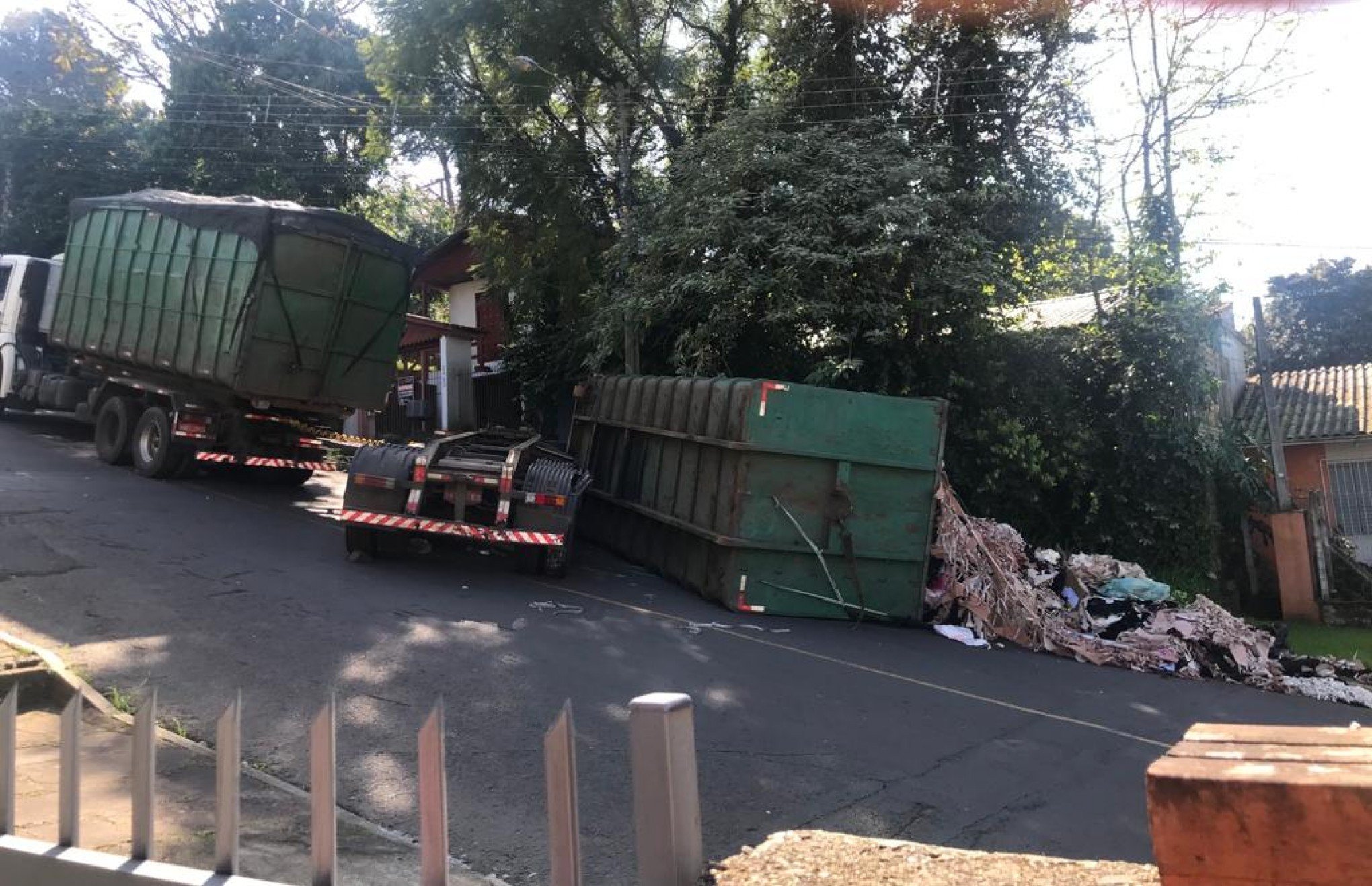 ACIDENTE DE TRÂNSITO: Caminhão tomba e bloqueia trecho de rua em Novo Hamburgo