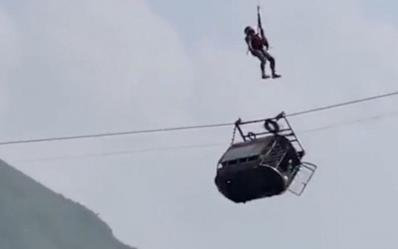 Duas crianças são resgatadas após ficarem mais de 10 horas presas em teleférico suspenso | Jornal NH