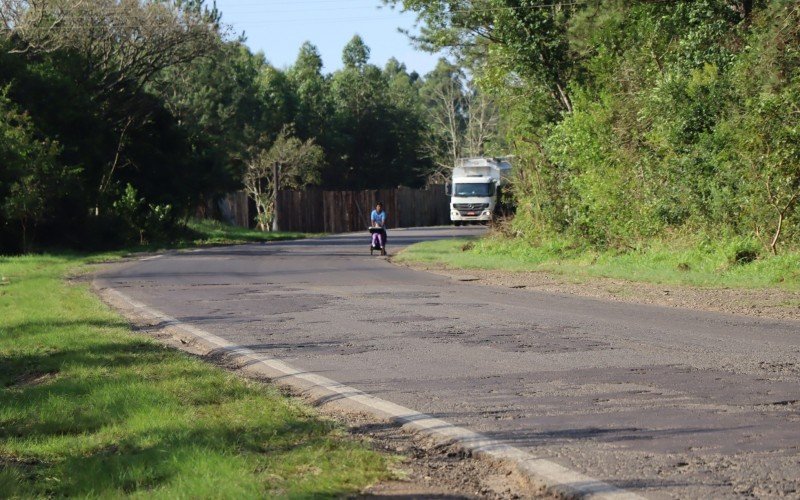 CÃ©sar atravessa a rodovia com a filha cadeirante