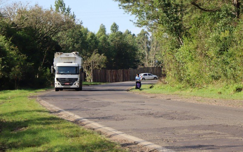 CÃ©sar Ribeiro atravessa a rodovia com a filha cadeirante