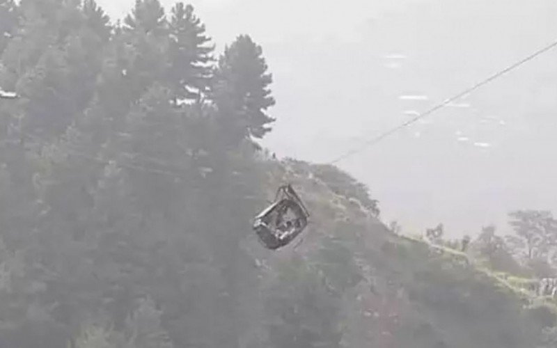 Seis crianças e dois professores ficam presos em teleférico no Paquistão | Jornal NH