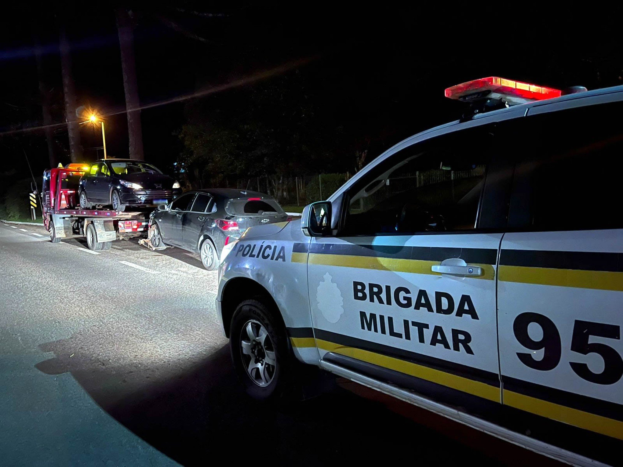 Ladrões de carro ficam sem gasolina e são presos com galão no local em que abandonaram o veículo na BR-116