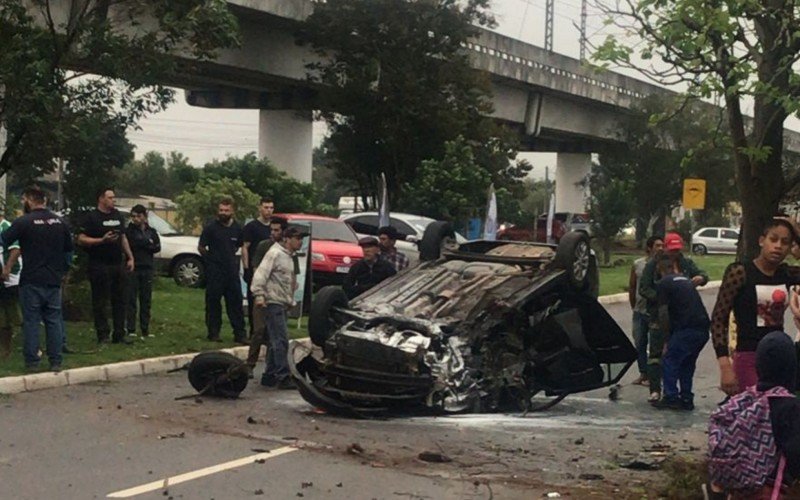 Carro capotado na Avenida Mauá, em São Leopoldo | Jornal NH