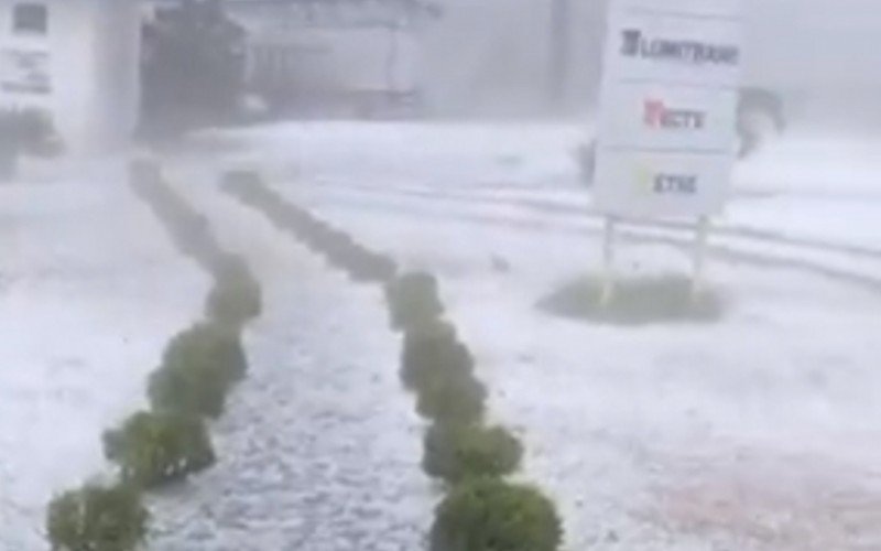 Chuva intensa de granizo formou camada de cerca de 10 centímetros em Lages, Santa Catarina | Jornal NH