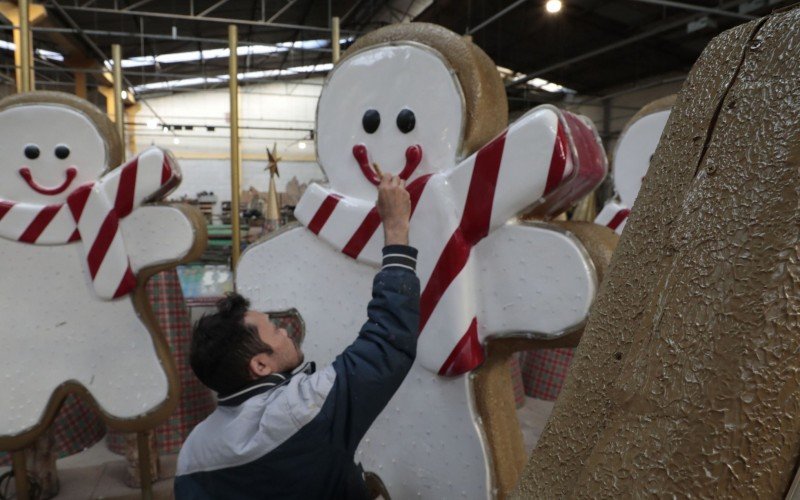 Montagem da decoração do Natal Luz 2023/24 | Jornal NH