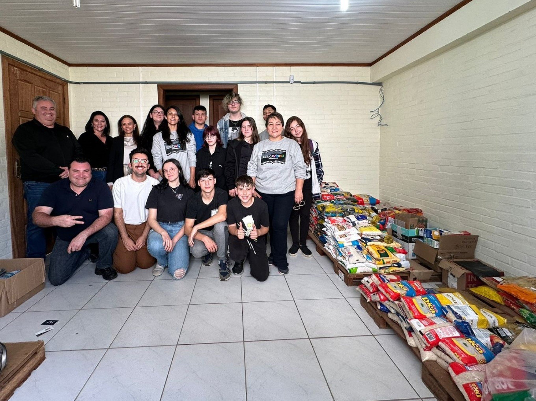 Mais de 500 quilos de alimentos foram arrecadados em troca de ingressos para o Educavídeo