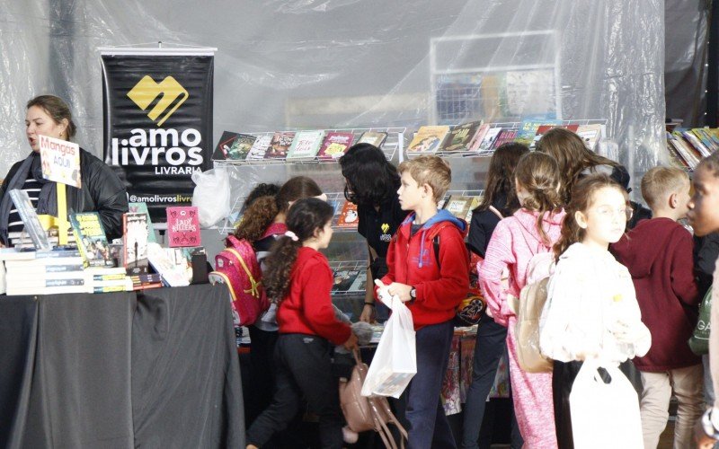 CrianÃ§as lotaram a Feira do Livro