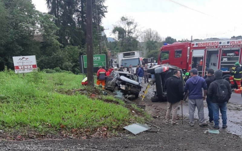 Dois homens ficam feridos em acidente na BR-116, em Nova PetrÃ³polis