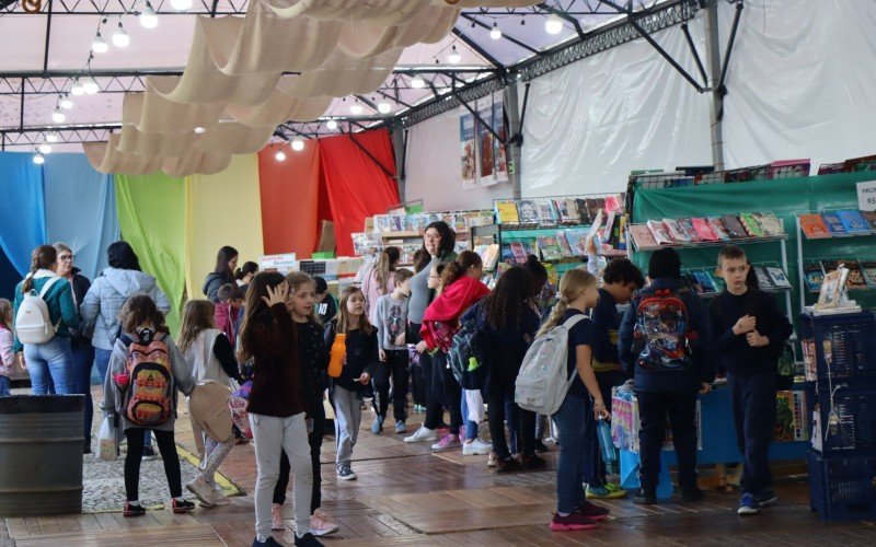 CrianÃ§as lotaram a Feira do Livro