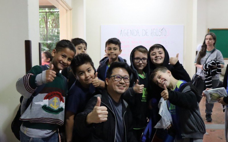 Patrono da Feira do Livro, André Kondo, com crianças da rede municipal | Jornal NH