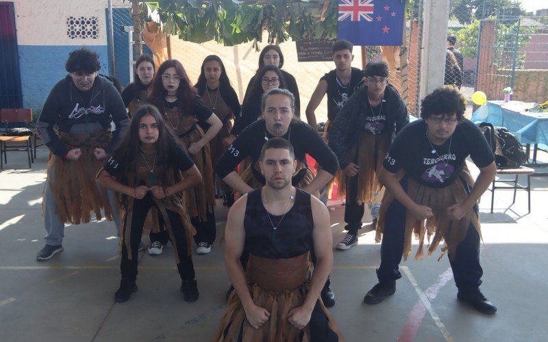 Turma do 3º ano se caracterizou como a tribo Maori, da Ilha Sul, da Nova Zelândia