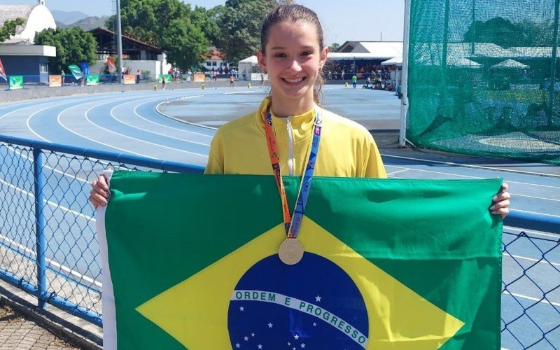 Isadora Levinski com a medalha de prata no peito | Jornal NH