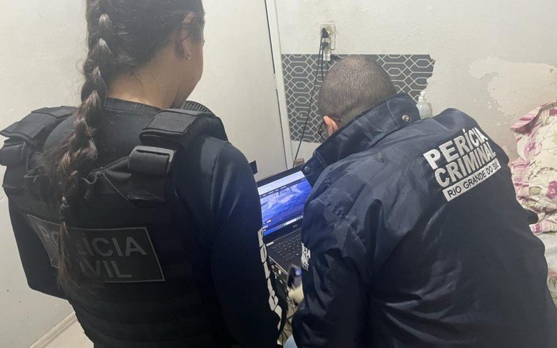 Policiais da Delegacia de Proteção à Criança e ao Adolescente (DPCA) de Canoas cumpriram  mandado de busca e apreensão na casa do investigado, no bairro Feitoria 