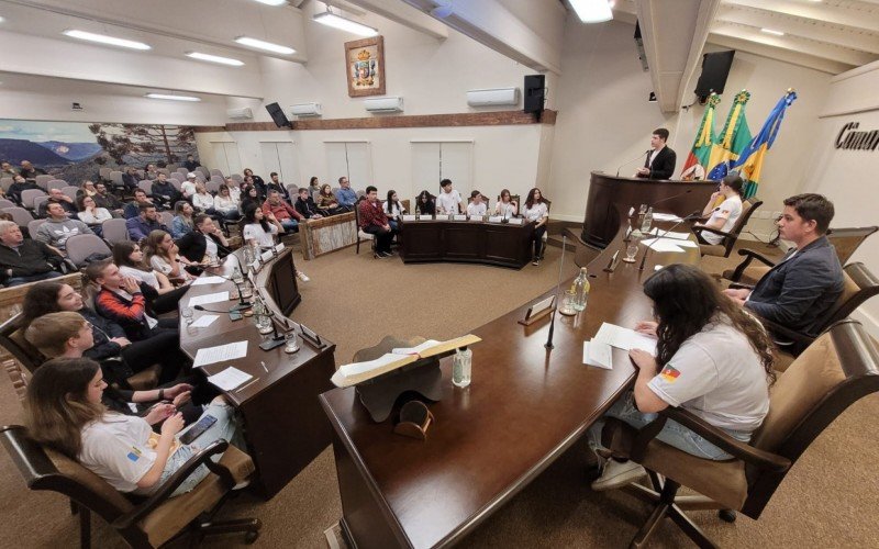 Sessão do Parlamento Jovem, na Câmara de Vereadores de Gramado
