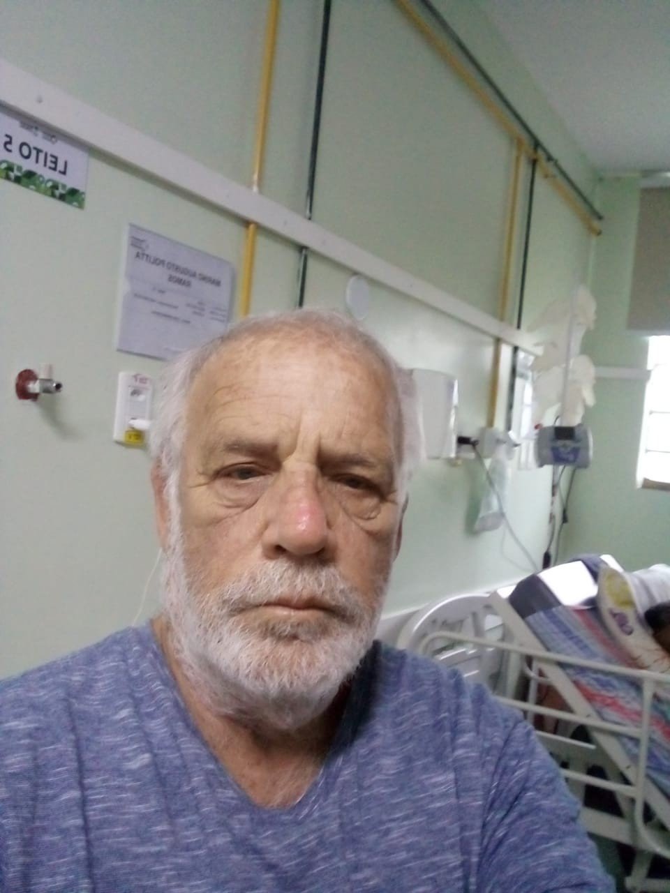 Aposentado aguarda há quase um mês por um exame em uma cama de hospital em Canoas
