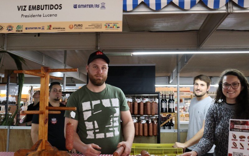 Também de Presidente Lucena, Moisés Arnold, Mateus Arnold e Daniela Arnold estão pela primeira vez na Expointer, com embutidos da agroindústria que existe há 3 anos. Salame, torresmo, linguiça e mortadela defumada são alguns dos itens. | Jornal NH