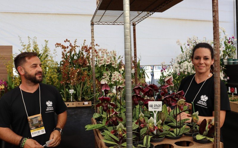 Com orquídeas exóticas, como a espécie que tem aroma de chocolate, os expositores Maicon Machado e Fernanda Machado, de Campo Bom, marcam presença no pavilhão das flores no Parque Assis Brasil. | Jornal NH