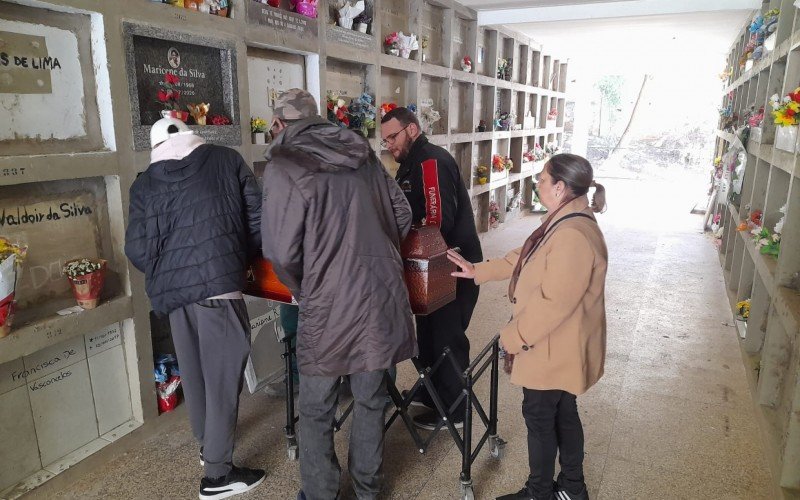 Familiares se despediram de Mariane Rosa da Silva Aita na manhã desta sexta-feira (25) | Jornal NH