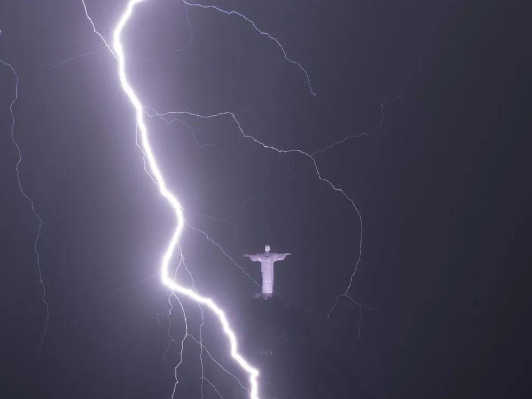 Clique de tempestade de raios no Cristo Redentor disputa prêmio internacional