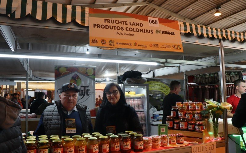 Walter e Inês Boll, de Dois Irmãos, estão na Expointer com o carro-chefe de sua agroindústria: geleias. Nesta segunda vez, o casal recebeu o incentivo da Emater. "Queremos oportunidades de buscar parcerias", afirma Inês. | Jornal NH