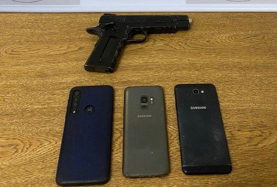 Celulares e simulacro de arma de fogo foram encontrados com o preso