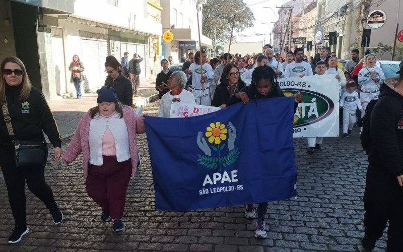 Caminhada da Apae reuniu dezenas de pessoas no sábado