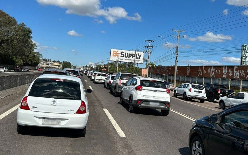 Congestionamento na BR-116, em Esteio