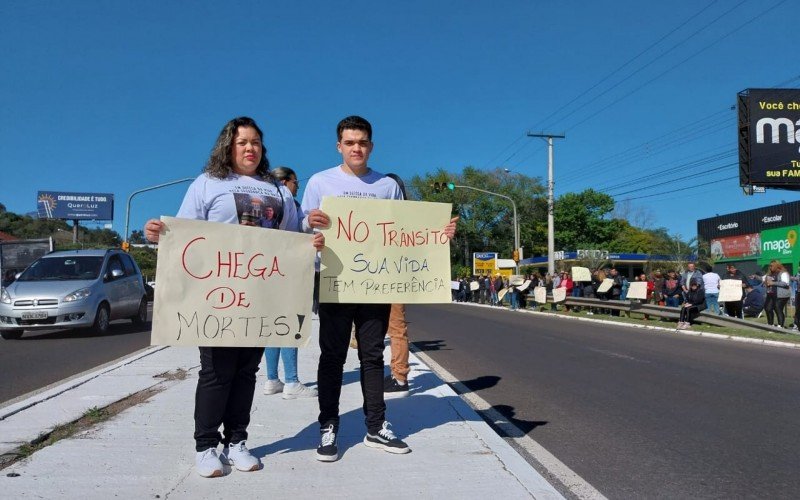 "Pelo fim do trecho da morte": Em manifestação, famílias cobram por soluções para frear acidentes e mortes na BR-116