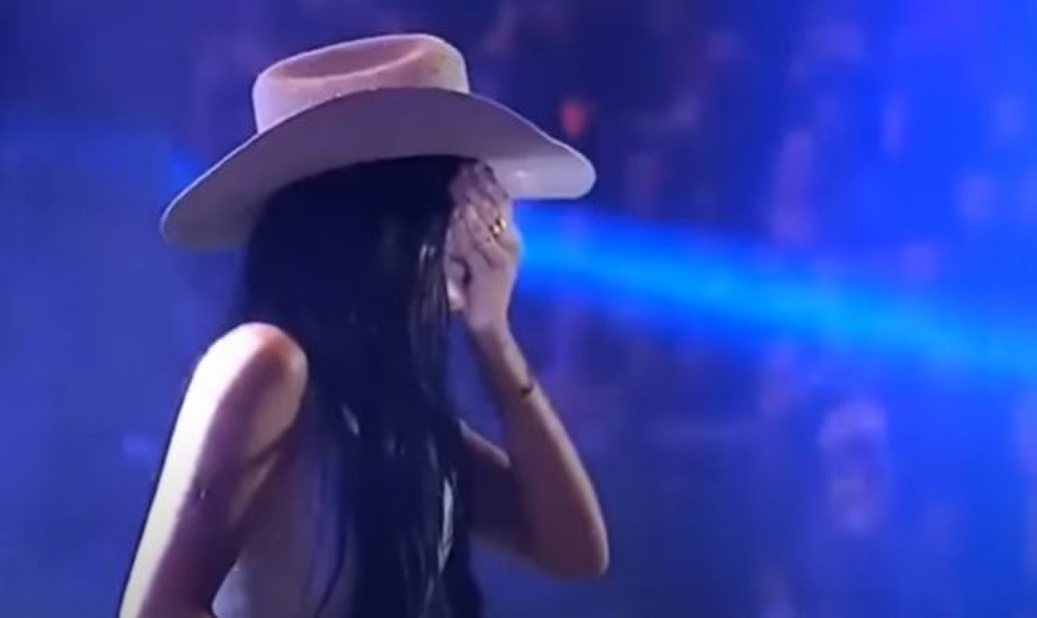 ANA CASTELA: Cantora cai no choro durante show na Festa do Peão e pede desculpas; "Não falem palavrão"