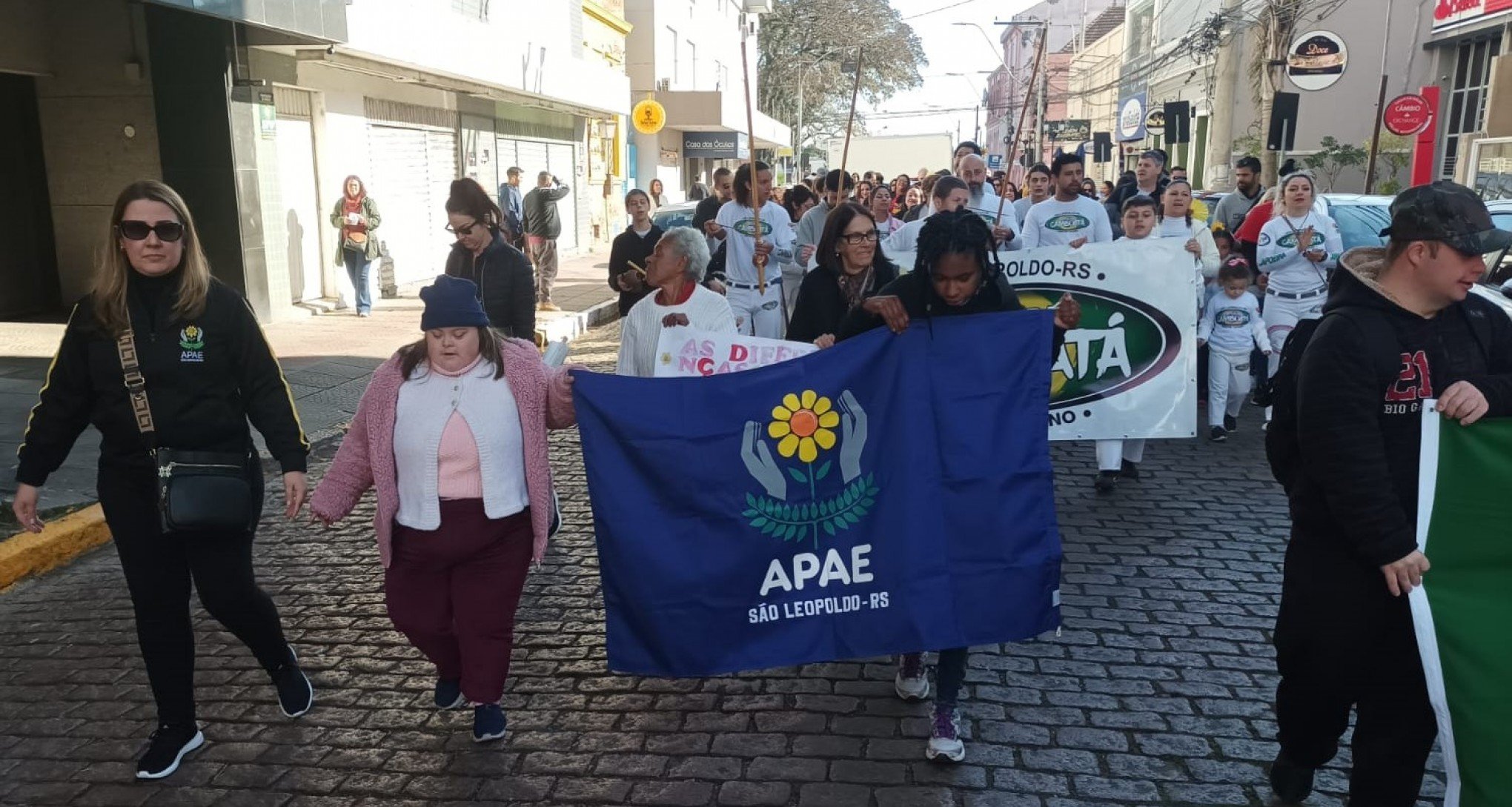 Apae realiza caminhada na Rua Independência pelos direitos das Pessoas com Deficiência