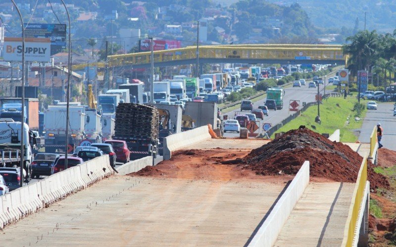 Obras de construÃ§Ã£o da terceira pista da BR-116 deixa trÃ¢nsito lento em SÃ£o Leopoldo