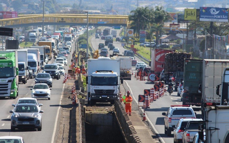 Obras de construÃ§Ã£o da terceira pista da BR-116 deixa trÃ¢nsito lento em SÃ£o Leopoldo