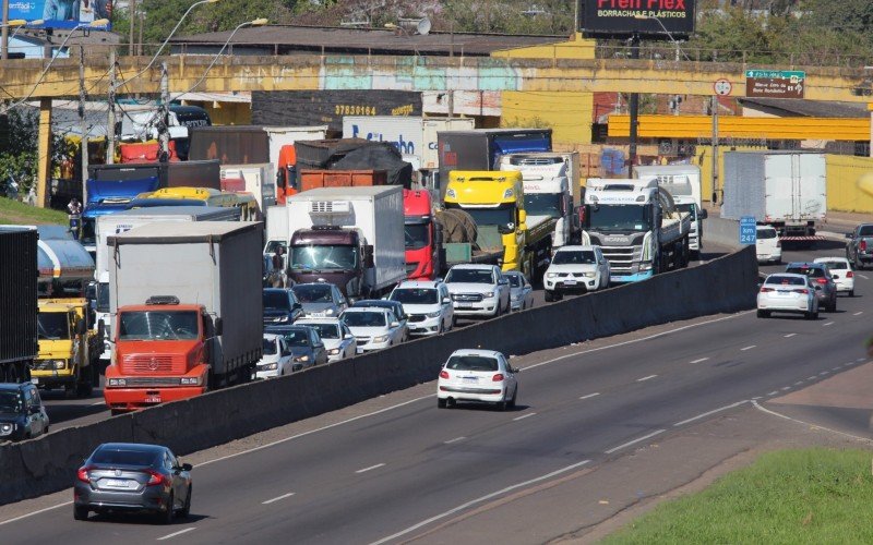 Obras de construÃ§Ã£o da terceira pista da BR-116 deixa trÃ¢nsito lento em SÃ£o Leopoldo