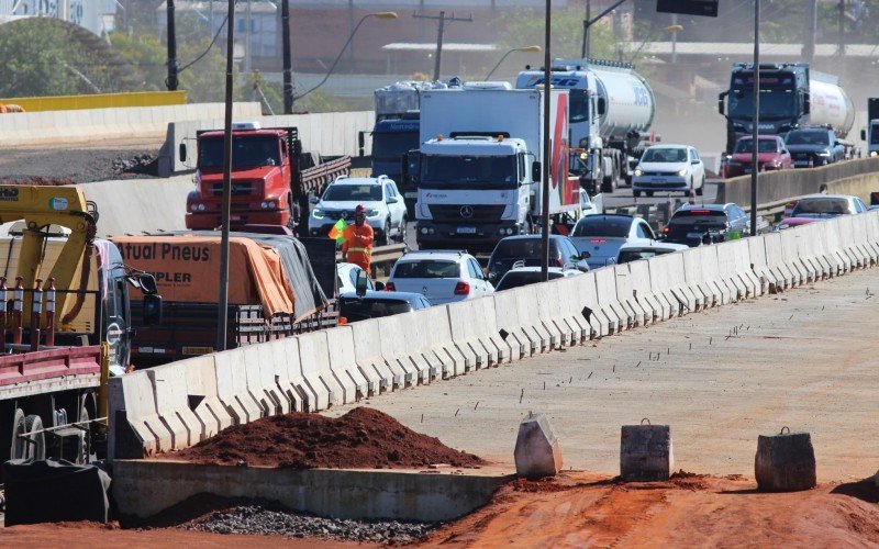 Obras de construÃ§Ã£o da terceira pista da BR-116 deixa trÃ¢nsito lento em SÃ£o Leopoldo