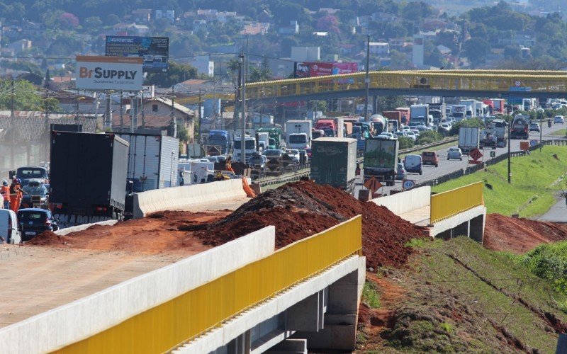 Obras de construÃ§Ã£o da terceira pista da BR-116 deixa trÃ¢nsito lento em SÃ£o Leopoldo